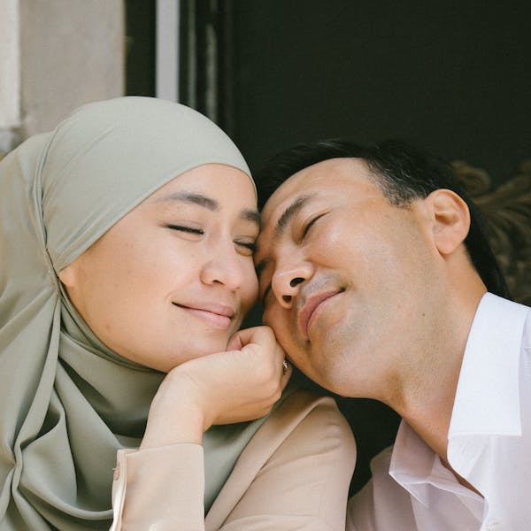 Tony y Conchi tomando vino